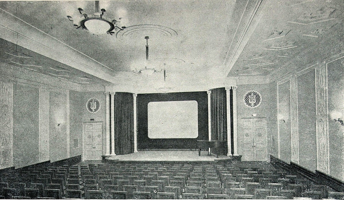 Глядацький зал кінотеатру у Жуковському.