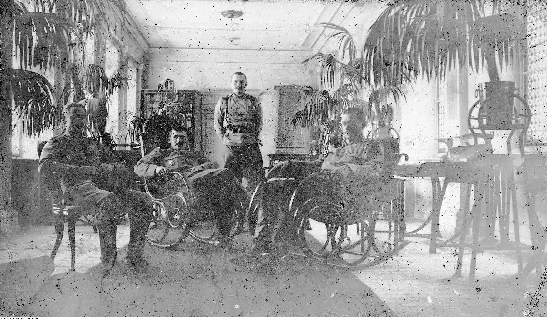 Російські офіцери у Тартакові. 1915